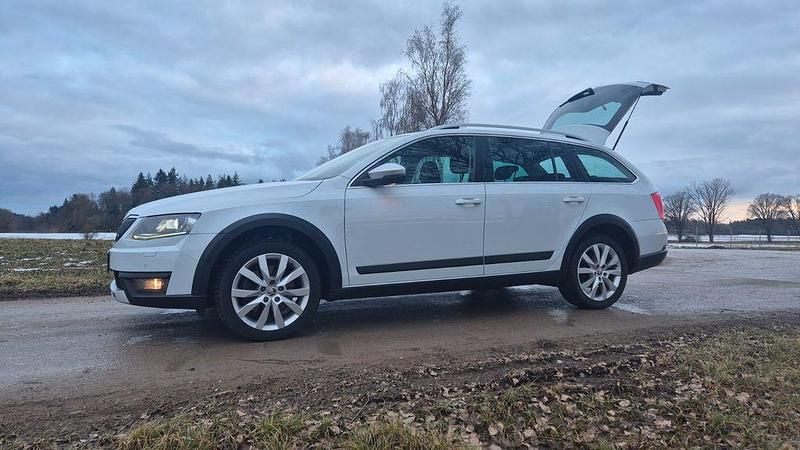 Gebraucht Skoda Octavia 179 PS (131 kW) 2016 Weiß Kleinwagen