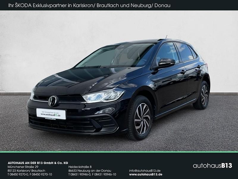 Deep black perleffekt (schwarz) Gebraucht 2022 VW Polo Life Kleinwagen | 18.450 € (Etwas zu teuer) - Bild 1/4