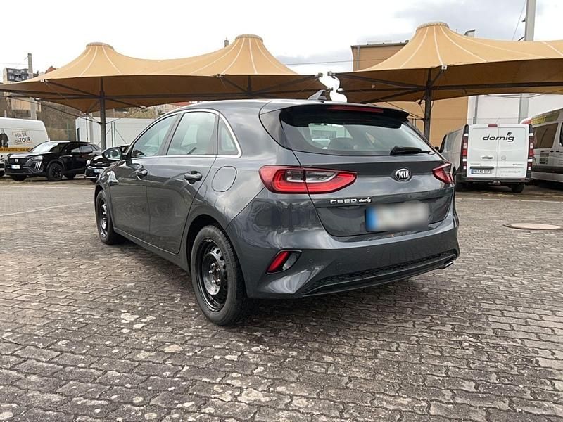 Gebraucht Kia Ceed Vision 140 PS (102 kW) 2019 Grau Kleinwagen