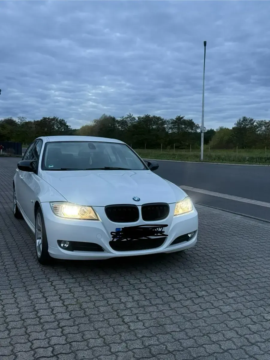 Gebraucht BMW 318 143 PS (105 kW) 2011 Weiß Limousine