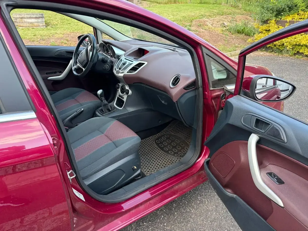 Gebraucht Ford Fiesta 97 PS (71 kW) 2010 Rot Limousine