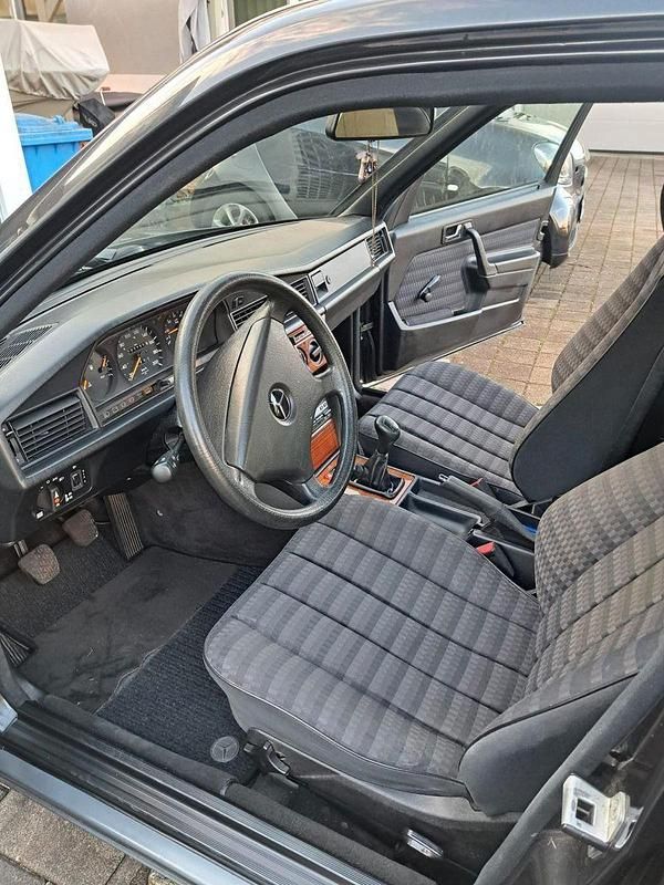 Gebraucht Mercedes 190 94 PS (69 kW) 1992 Schwarz Limousine