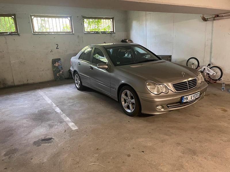 Grau Gebraucht 2005 Mercedes C200 Classic Limousine | 2.400 € (Etwas zu teuer) - Bild 1/4