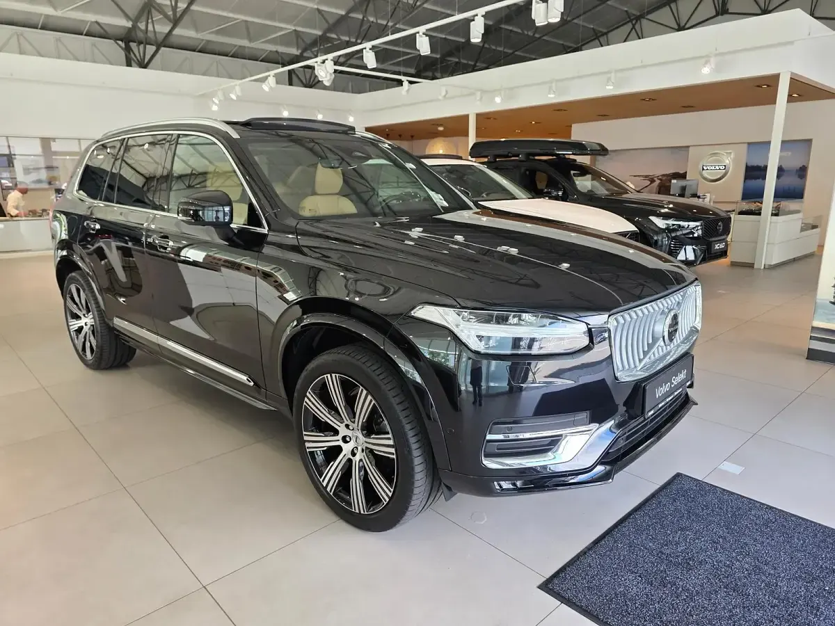 Gebraucht Volvo XC90 Ultimate 235 PS (172 kW) 2023 Onyx black / metallic SUV