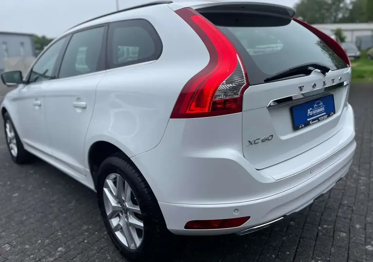Second-hand Volvo XC60 Momentum 190 CP (139 kW) 2017 Alb SUV
