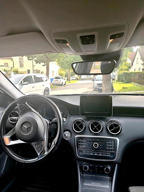 Gebraucht Mercedes GLA180 130 PS (95 kW) 2020 Weiß SUV