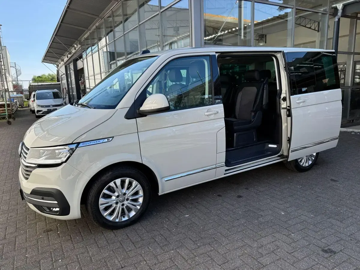 Gebraucht VW Multivan 204 PS (150 kW) 2022 Grau Van / Kleinbus