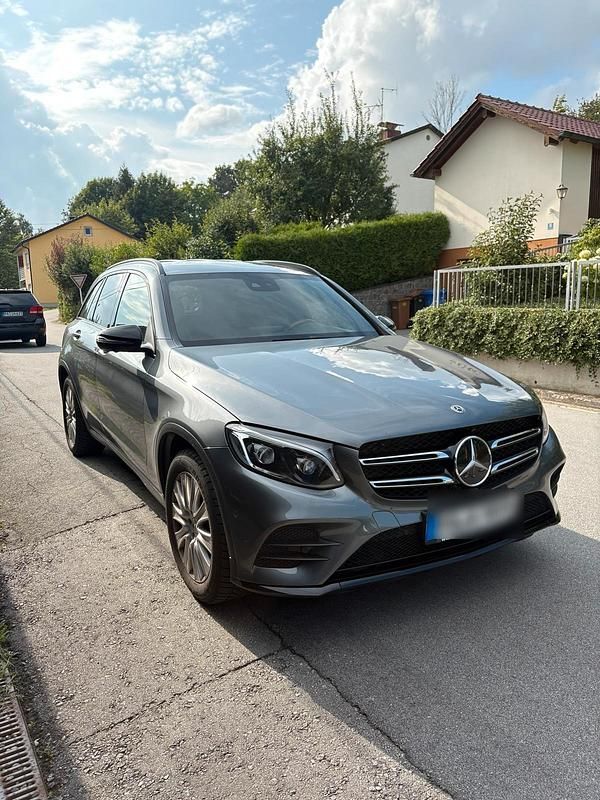 Grau Gebraucht 2019 Mercedes GLC350 AMG line SUV | 32.300 € (Guter Preis) - Bild 1/4