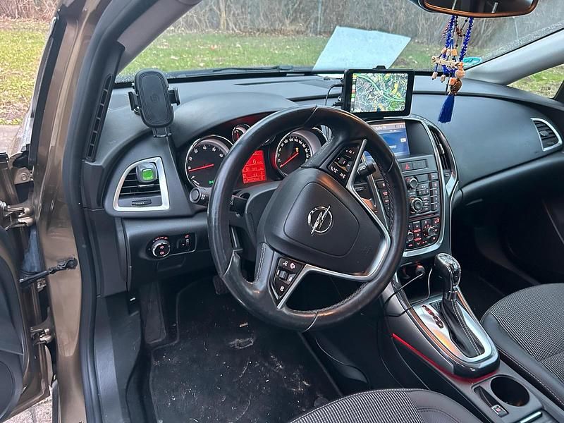 Gebraucht Opel Astra 140 PS (102 kW) 2012 Gold Limousine