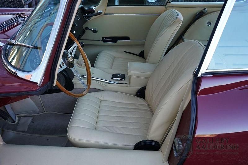 Begagnad Jaguar E-Type 265 HK (194 kW) 1968 Röd Sportkupé