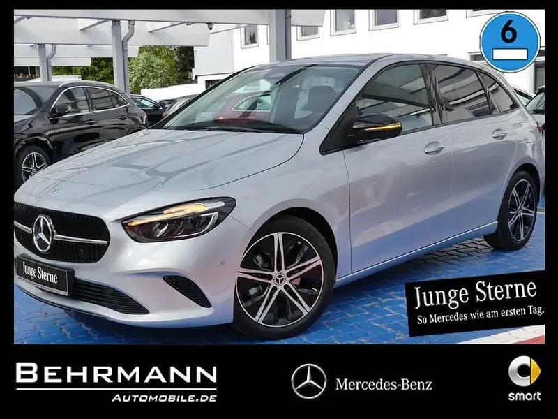 Metalliclack hightechsilber Gebraucht 2024 Mercedes B180 Progressive Van / Kleinbus | 31.490 € (Fairer Preis) - Bild 1/4