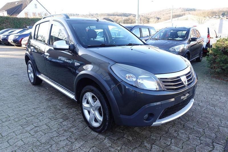 Grau Gebraucht 2010 Dacia Sandero Stepway Limousine | 3.900 € (Fairer Preis) - Bild 1/4