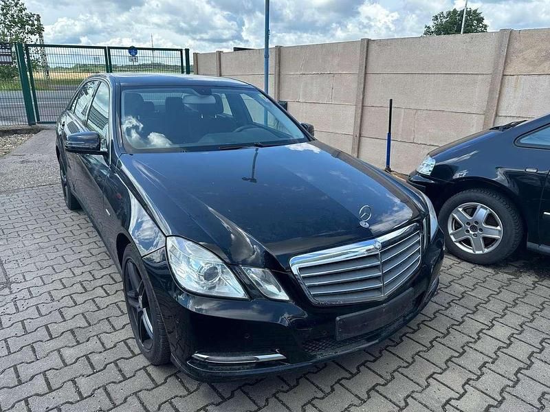 Gebraucht Mercedes E200 Elegance 136 PS (100 kW) 2011 Schwarz Limousine