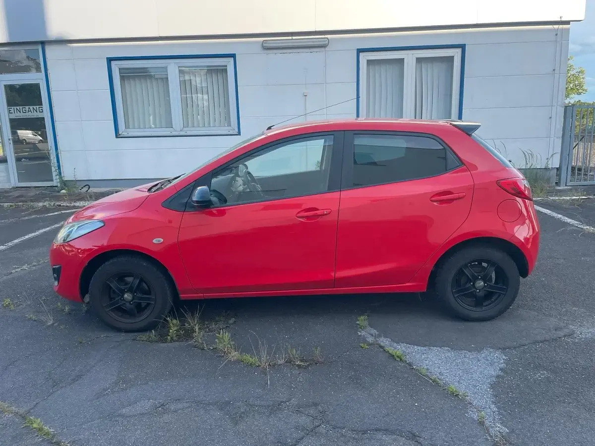 Gebraucht Mazda 2 75 PS (55 kW) 2014 Rot Kleinwagen