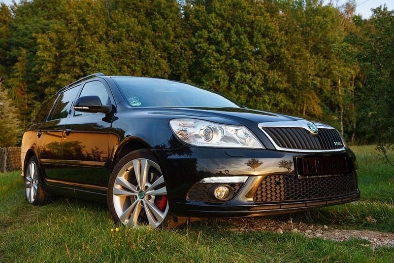 Schwarz Gebraucht 2012 Skoda Octavia RS Kombi | 8.300 € (Guter Preis) - Bild 1/4
