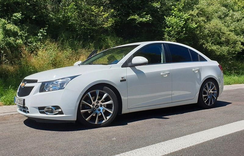 Weiß Gebraucht 2010 Chevrolet Cruze LT Limousine | 4.999 € (Fairer Preis) - Bild 1/4