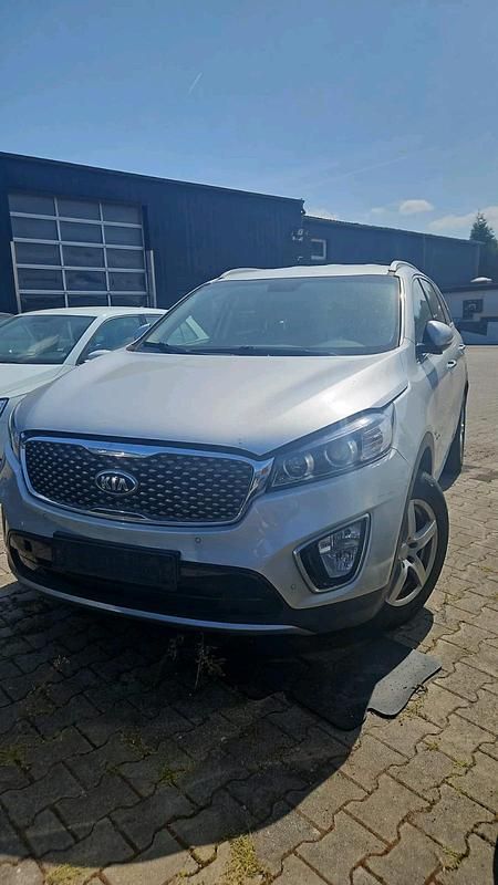 Grau Gebraucht 2016 Kia Sorento SUV | 9.990 € - Bild 1/4