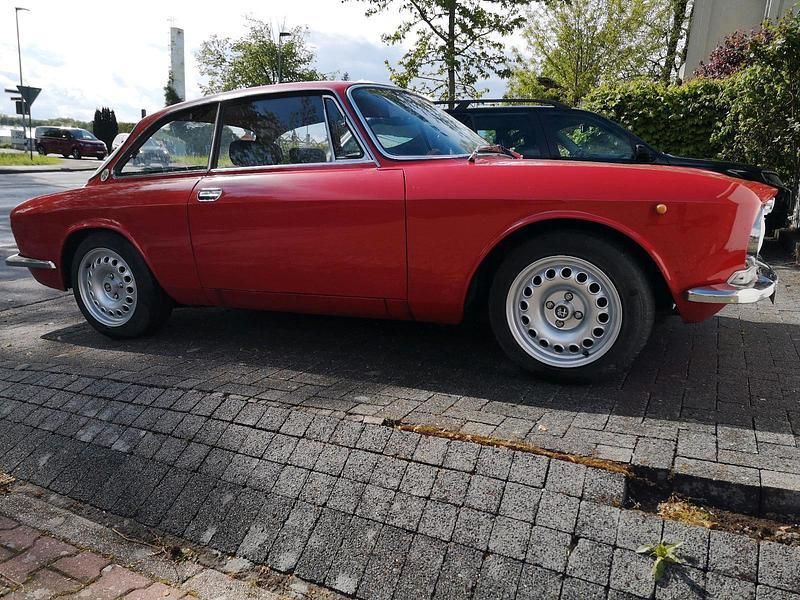Rot Gebraucht 1974 Alfa Romeo GT Junior Coupé | 23.400 € - Bild 1/4