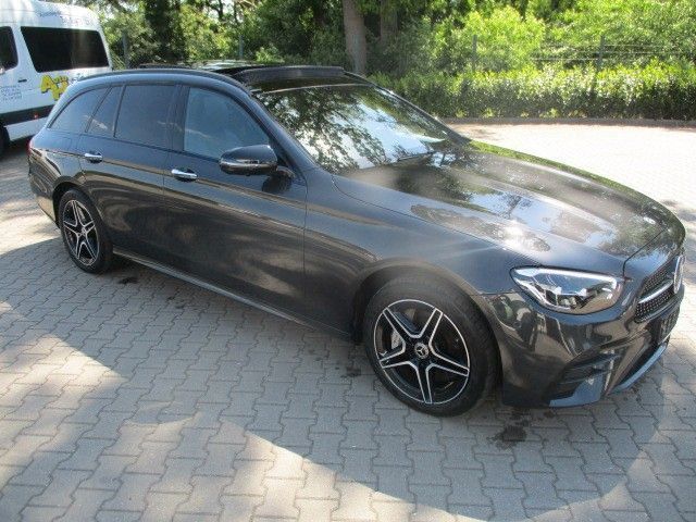 Grau Gebraucht 2022 Mercedes E300 AMG Limousine | 45.450 € (Teuer) - Bild 1/4