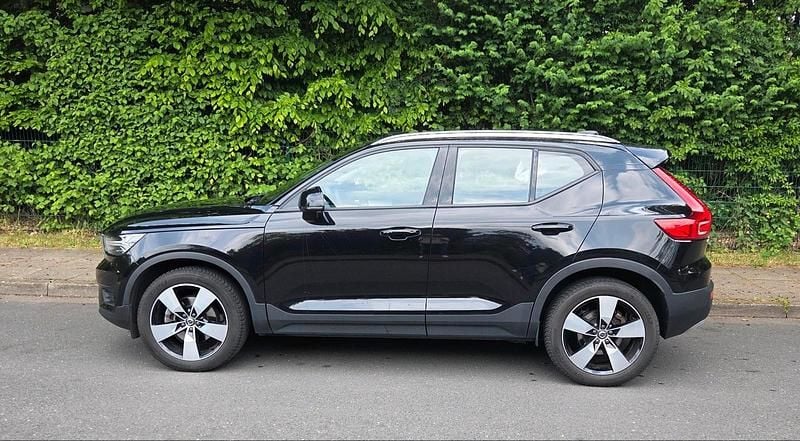 Schwarz Gebraucht 2022 Volvo XC40 Momentum SUV | 29.500 € (Superpreis) - Bild 1/4