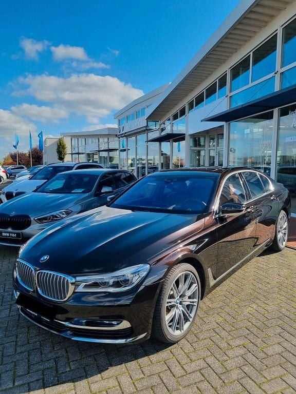 Braun Gebraucht 2017 BMW 750 M Performance Limousine | 38.900 € (Etwas zu teuer) - Bild 1/4