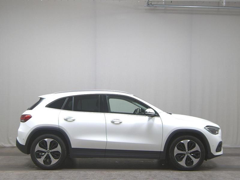 Weiss Gebraucht 2021 Mercedes GLA200 Style SUV | 26.480 € (Fairer Preis) - Bild 1/4