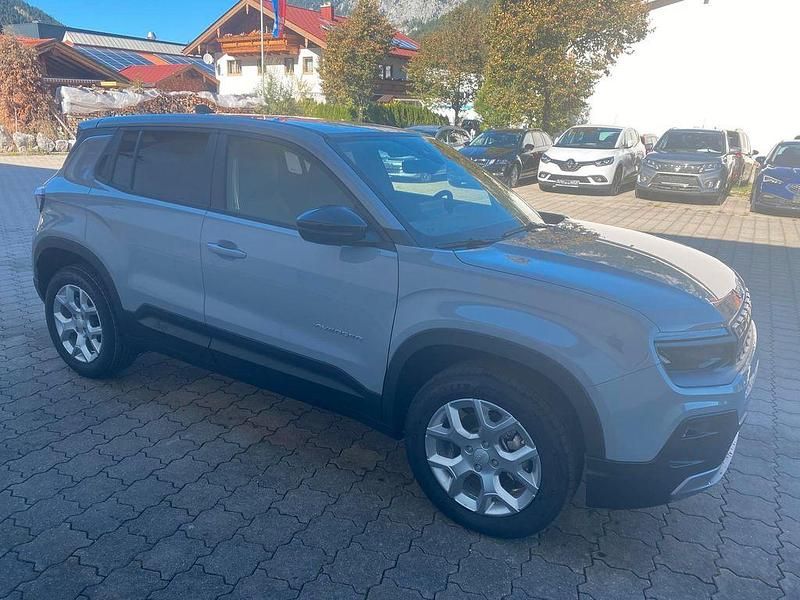 Neu Jeep Avenger Altitude 101 PS (74 kW) 2025 Grau SUV