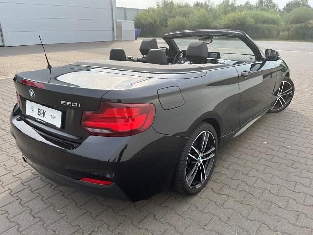 Gebraucht BMW 220 M Sport 184 PS (135 kW) 2021 Schwarz metallic black sapphire metallicschwarz Cabrio