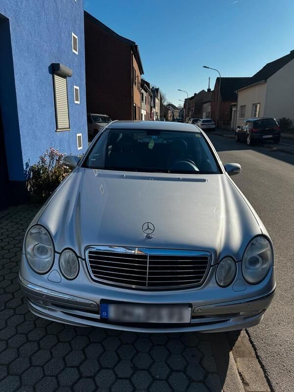 Silber Gebraucht 2004 Mercedes E500 Limousine | 7.000 € (Superpreis) - Bild 1/4