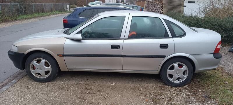 Silber Gebraucht 1998 Opel Vectra Limousine | 650 € (Superpreis) - Bild 1/4