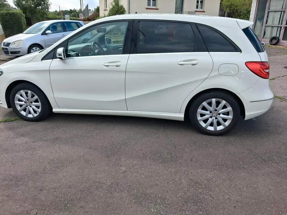 Gebraucht Mercedes B180 122 PS (89 kW) 2013 Weiß Kleinwagen