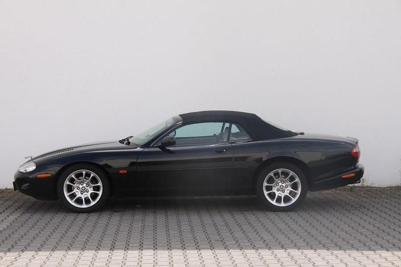 Używany Jaguar XKR 363 KM (266 kW) 1998 Czarny Kabriolet