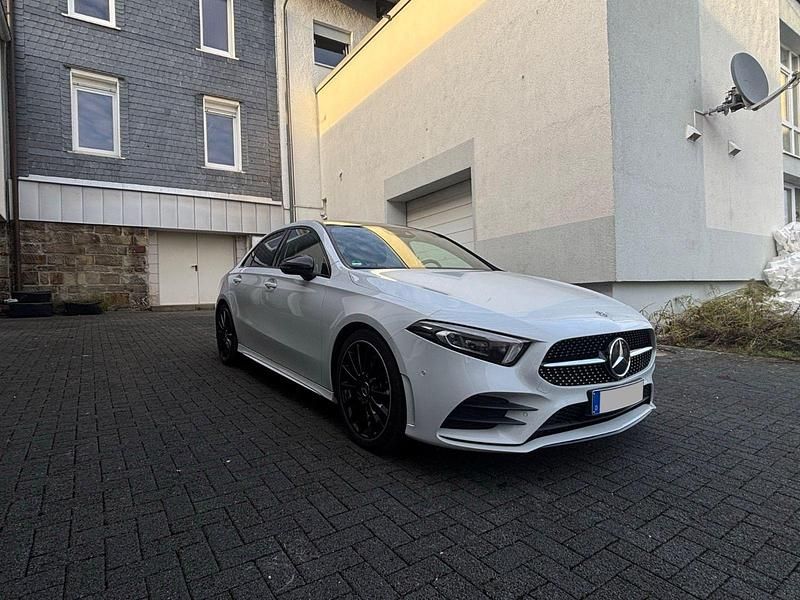 Weiß Gebraucht 2019 Mercedes A250 AMG line Limousine | 27.990 € (Etwas zu teuer) - Bild 1/4