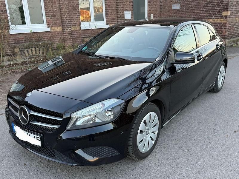 Gebraucht Mercedes A180 122 PS (89 kW) 2014 Schwarz Limousine