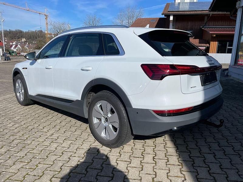 Gebraucht Audi e-tron Sport 230 kW (313 PS) 2022 Gletscherweiß metallic SUV