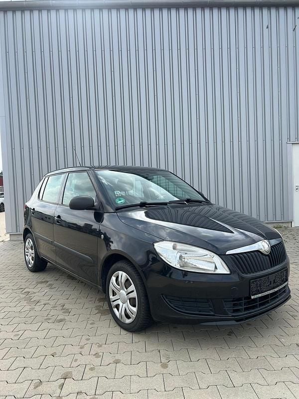 Schwarz Gebraucht 2010 Skoda Fabia Limousine | 2.490 € (Etwas zu teuer) - Bild 1/4