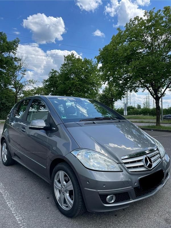 Grau Gebraucht 2010 Mercedes A180 Avantgarde Limousine | 3.150 € (Fairer Preis) - Bild 1/4