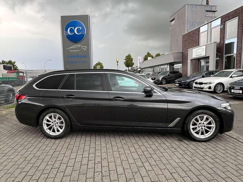 Sophistograu (metallic) Gebraucht 2023 BMW 520 Kombi | 37.999 € (Guter Preis) - Bild 1/3