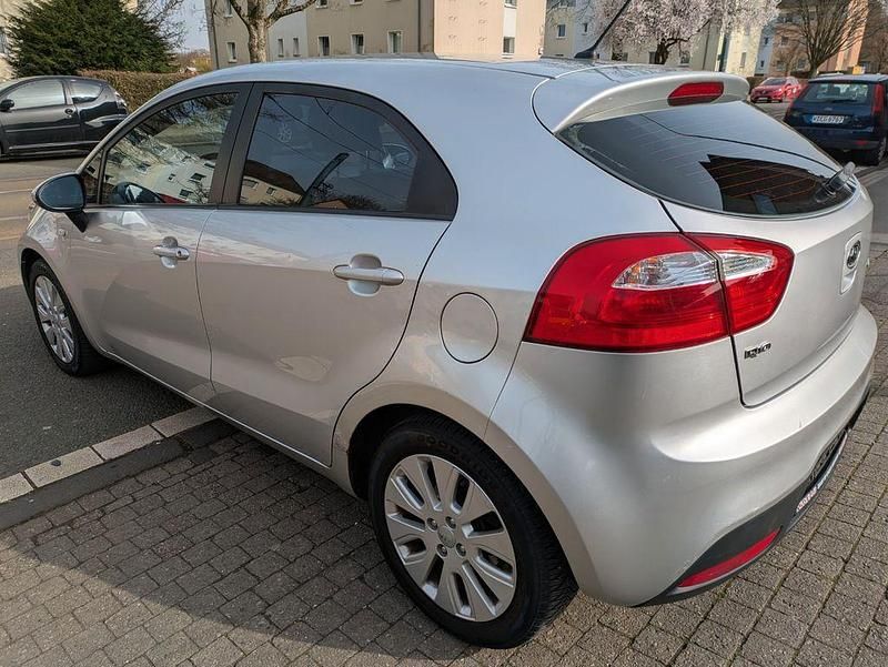 Gebraucht Kia Rio Edition 7 75 PS (55 kW) 2012 Silber Limousine