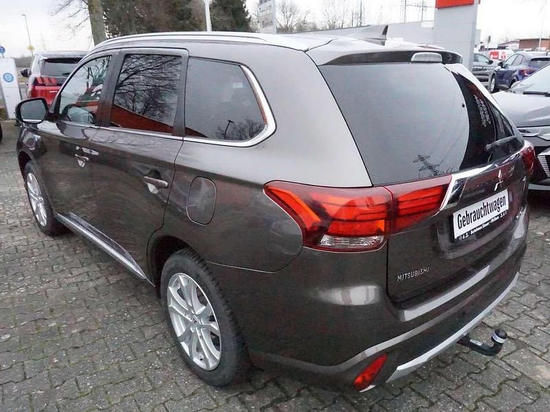 Gebraucht Mitsubishi Outlander P-HEV Plus 121 PS (88 kW) 2017 Granitbraun (m) SUV