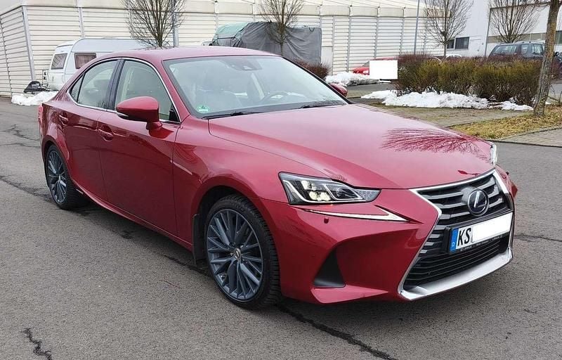 Gebraucht Lexus IS300h Luxury Line 223 PS (164 kW) 2017 Rot Limousine