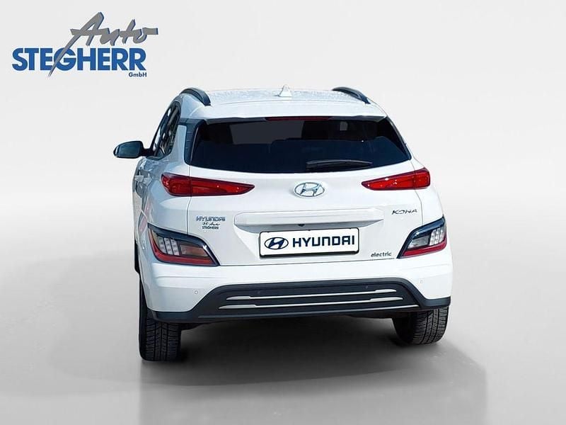 Gebraucht Hyundai Kona Trend 100 kW (136 PS) 2022 Weiß SUV
