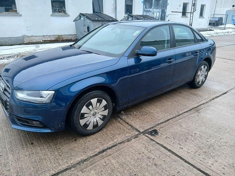 Gebraucht Audi A4 Attraction 143 PS (105 kW) 2012 Blau Limousine