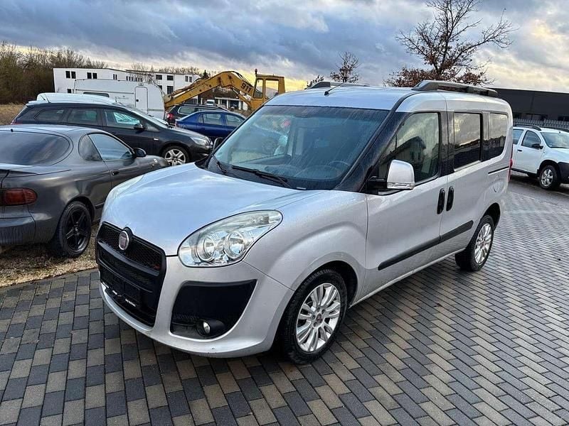 Gebraucht Fiat Doblò 135 PS (99 kW) 2011 Silber Van / Kleinbus