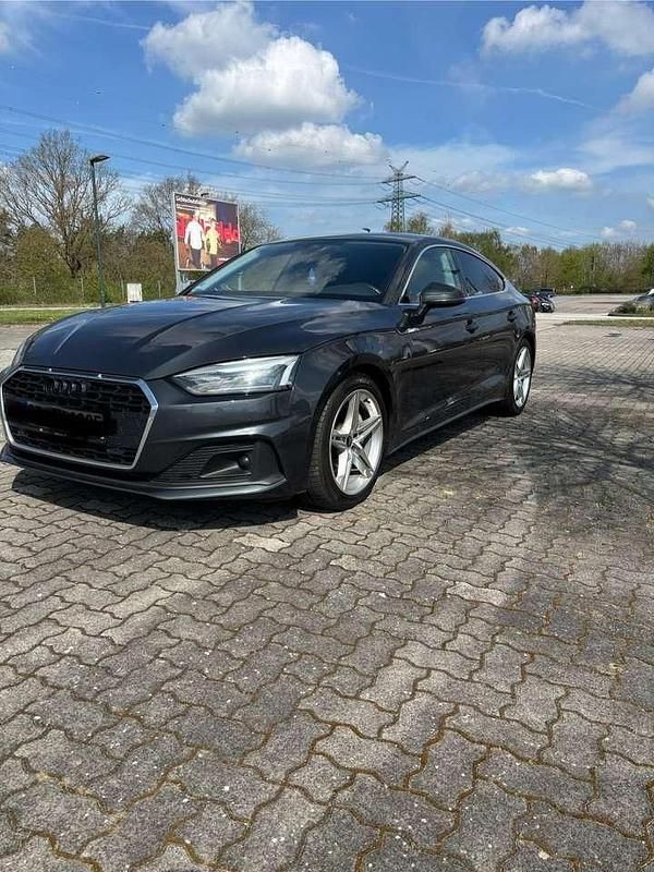 Grau Gebraucht 2021 Audi A5 Sportback Kleinwagen | 27.900 € (Fairer Preis) - Bild 1/4