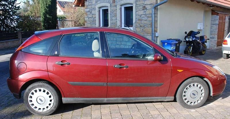 Gebraucht Ford Focus Ghia 131 PS (96 kW) 1999 Rot Limousine