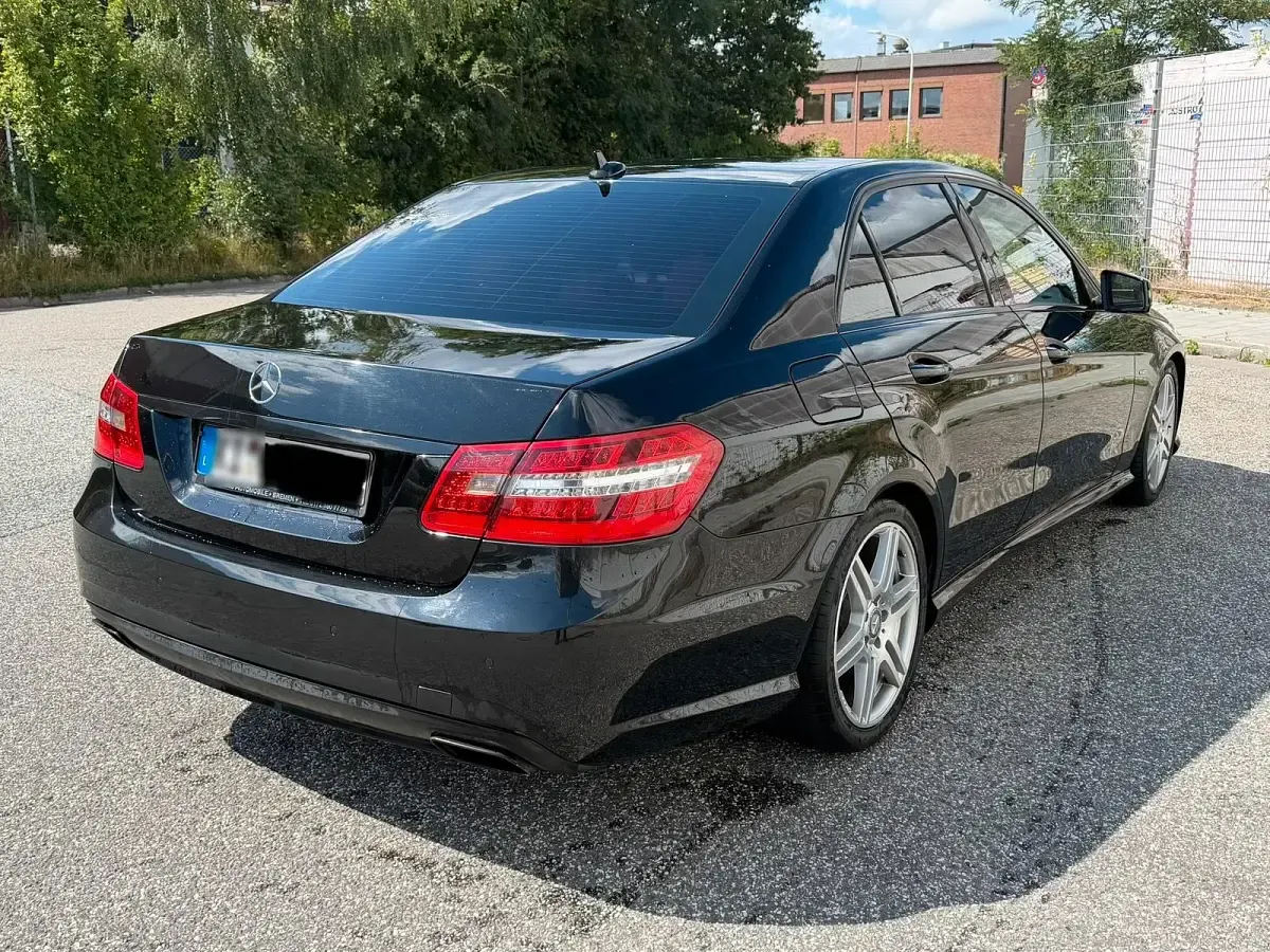 Gebraucht Mercedes E350 AMG 265 PS (194 kW) 2011 Schwarz Limousine