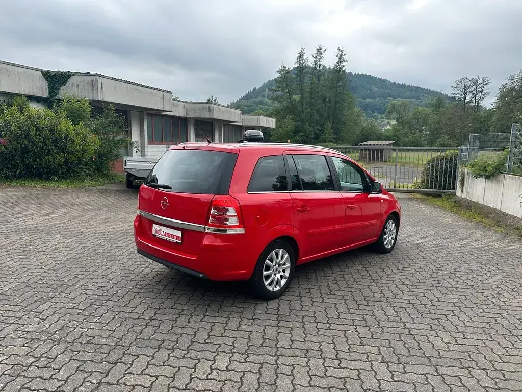 Gebraucht Opel Zafira Innovation 140 PS (102 kW) 2011 Rot Van / Kleinbus