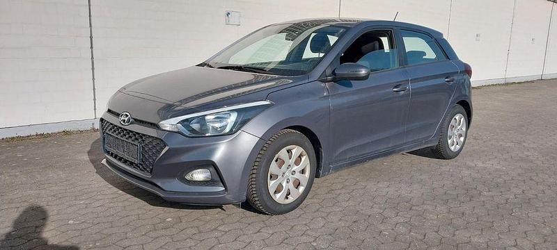 Gebraucht Hyundai i20 Select 75 PS (55 kW) 2019 Braun Kleinwagen