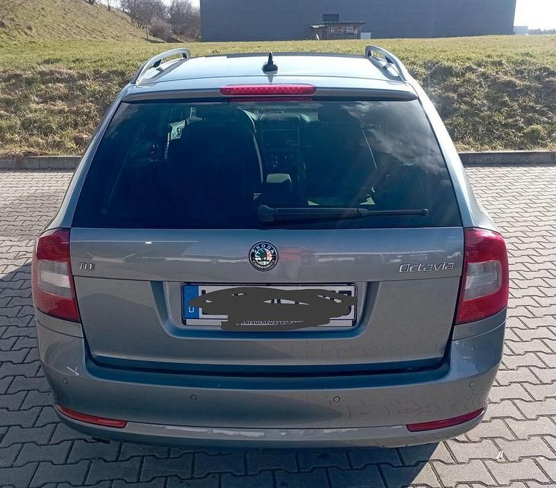 Gebraucht Skoda Octavia Ambition 140 PS (102 kW) 2013 Grau Kombi